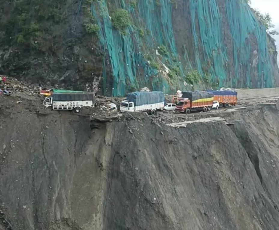 1000’s Remain Stranded on Srinagar-Jammu Highway