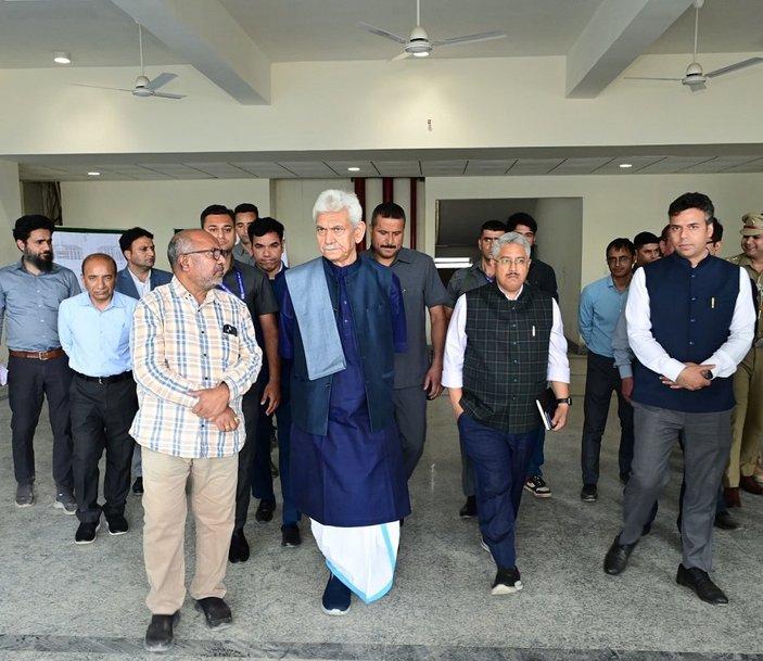 ایل جی نے امرناتھ یاتری نیواس پر جاری کام کا جائزہ لیا، سہولیات کی فوری تکمیل پر زور دیا۔