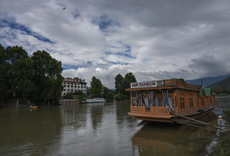 Jhelum Stabilizing: Flows Below Danger Mark At Sangam, Ram Munshi Bagh