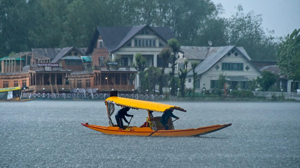 Shikara Capsizes In Dal Lake 